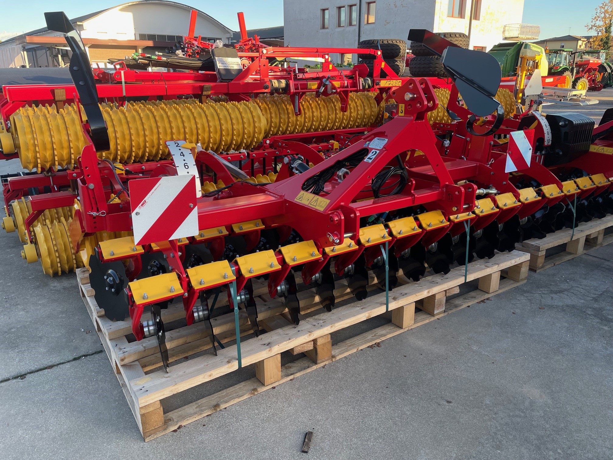 Coltivatore Vaderstad Carrier CR 300 Attrezzature In Pronta Consegna coltivatore-vaderstad-carrier-cr-300-attrezzature-in-pronta-consegna