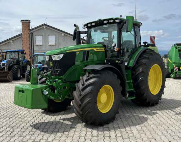John Deere 6R 215