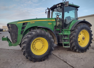 John Deere 8230